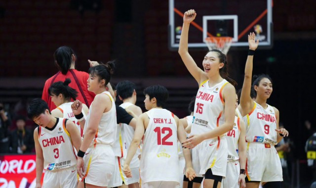 178足球在线观看免费-女篮开门红！3大中锋轰47分太无解 张子宇11分钟砍12+3手握5优势